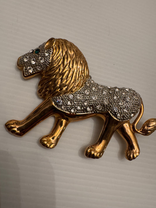Beautiful jumbo vintage lion brooch in Gold tone with rhinestones. Great gift for our Leos out there.