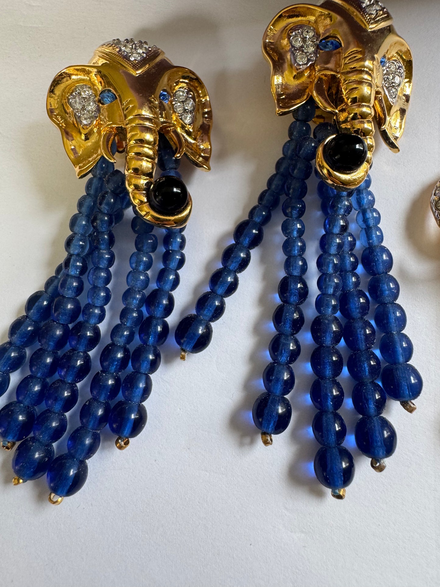 This original Avon set—designed in collaboration with Elizabeth Taylor—features jeweled elephants with cascading sapphire-toned drops.
Symbolizing strength, luck, and glamour… exactly the way Liz wore her jewels.
Complete with the original presentation