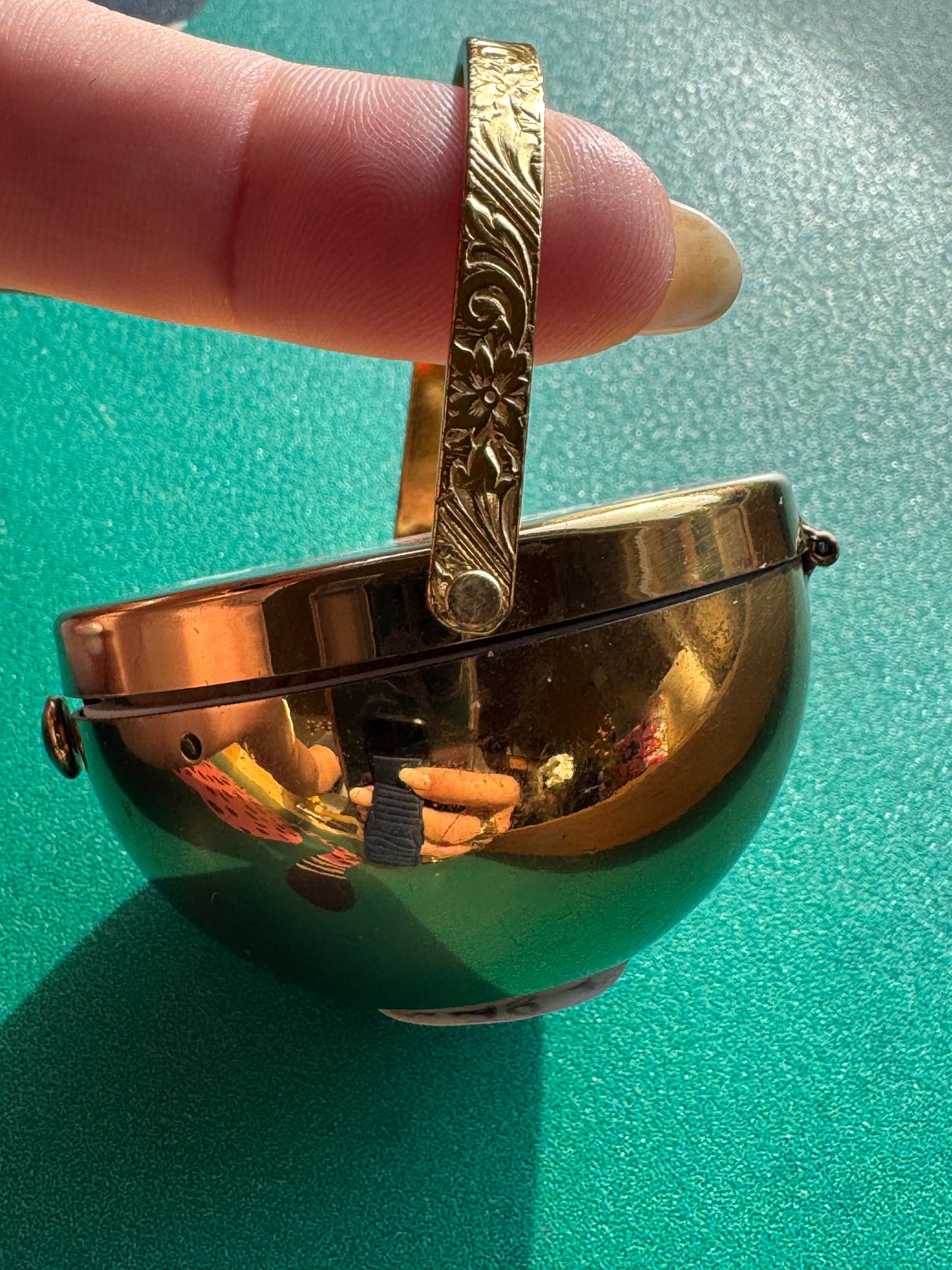 Charming and whimsical 1950s floral basket Makeup compact with original powder puff