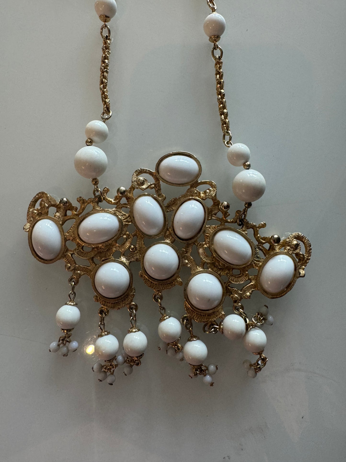 Wow factor! White and gold tone 1970s jumbo bead pendant necklace
