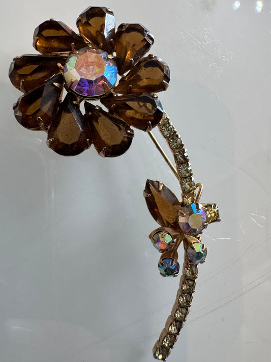 Beautiful 1950s Juliana rhinestone flower brooch