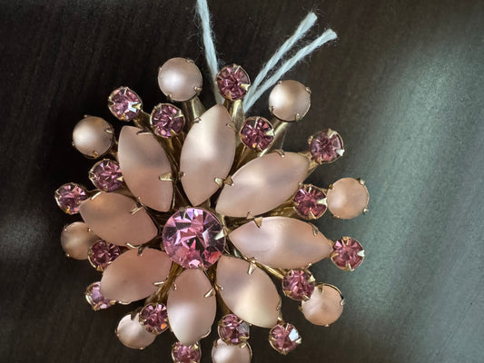 Beautiful 1950s pink rhinestone brooch
