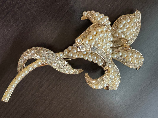 Beautiful 1940s pearl and rhinestone flower brooch