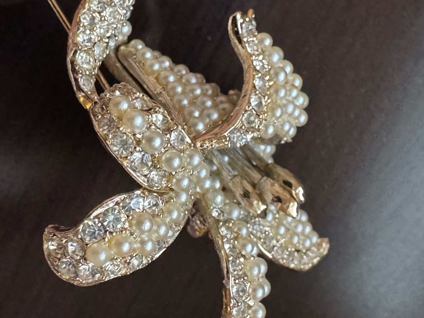 Beautiful 1940s pearl and rhinestone flower brooch