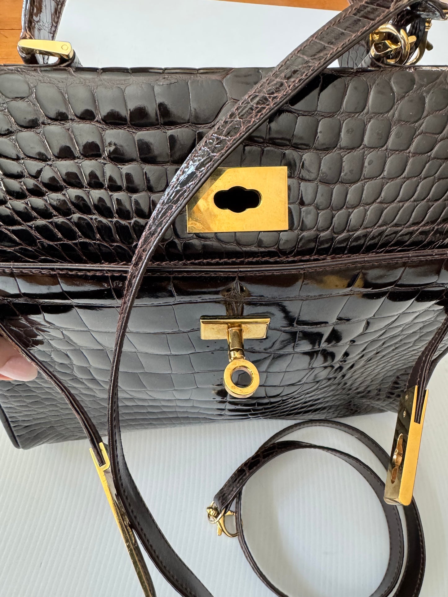 Vintage dark brown authentic alligator bag by OLOP. Beautiful condition from the 1980s. comes with a Crossbody strap.