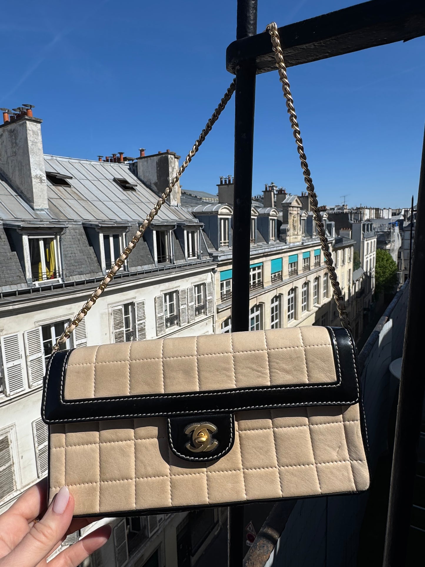 Stunning beige and black patent leather Chanel shoulder bag in pristine condition. From 2000/2002. Missing hologram, but guaranteed authentic by a Paris authenticator. sourced in Paris.