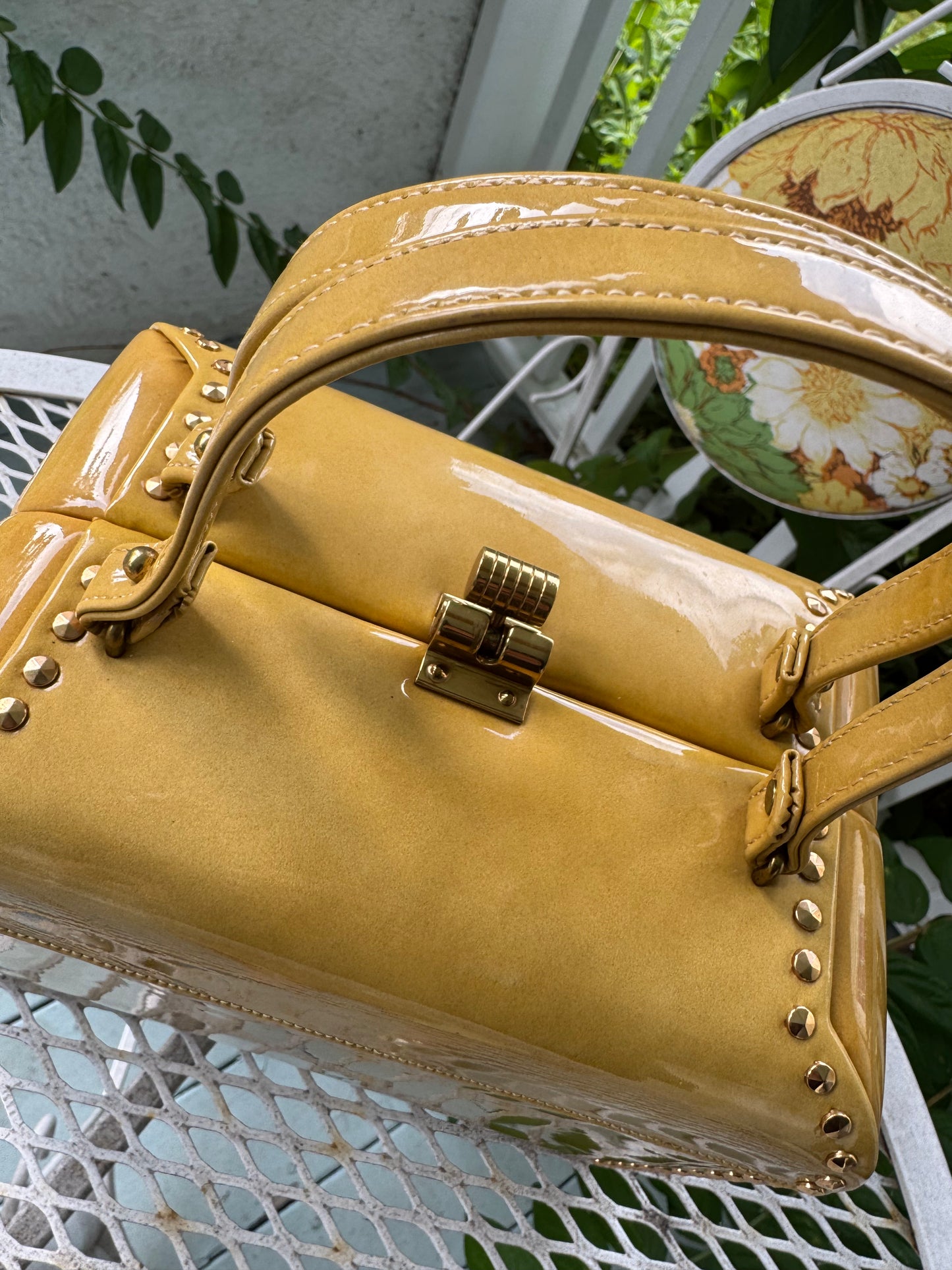 Beautiful 1970s mustard, yellow leather box top handle handbag with original mirror and coin purse. In beautiful condition.