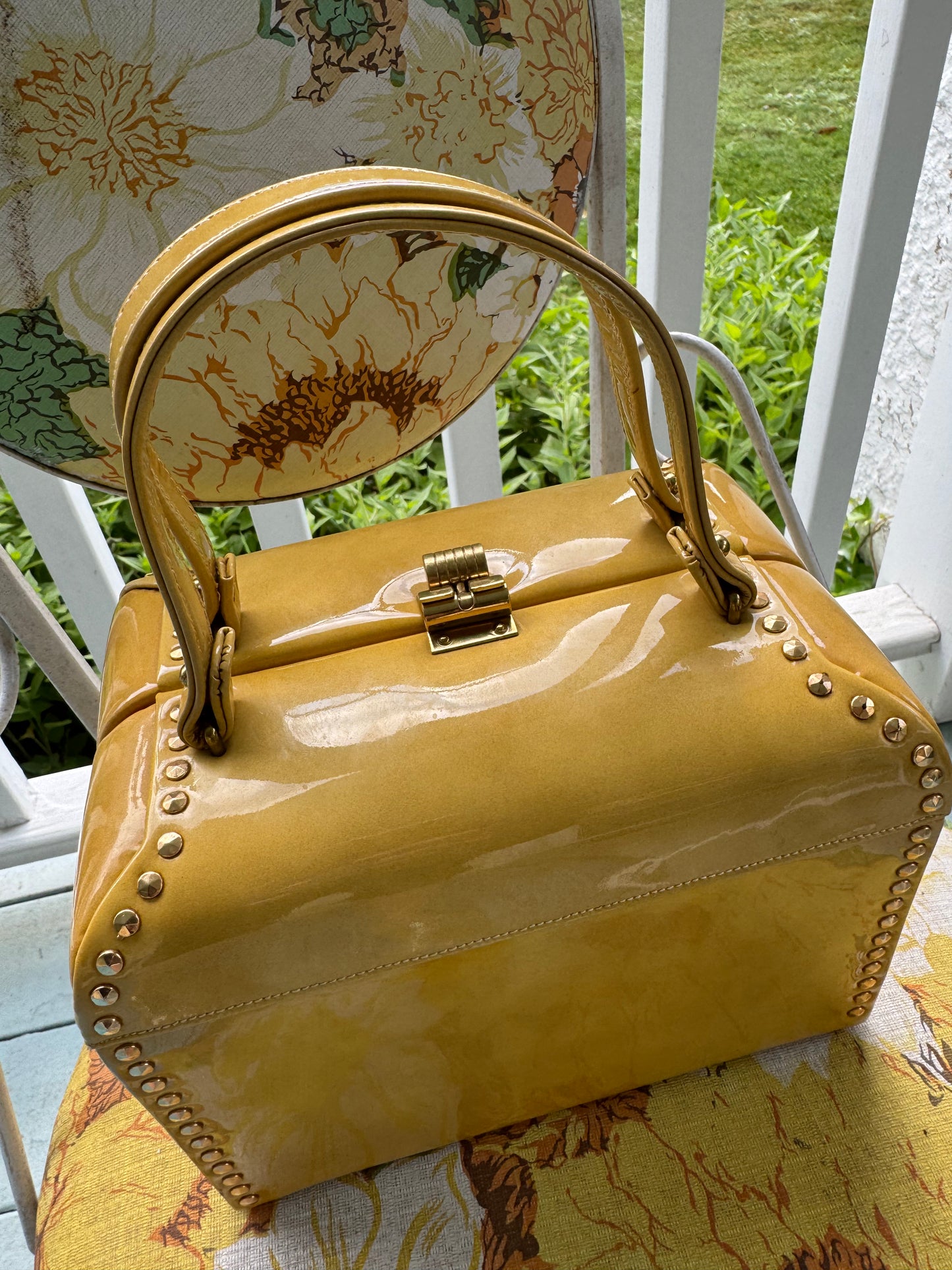 Beautiful 1970s mustard, yellow leather box top handle handbag with original mirror and coin purse. In beautiful condition.