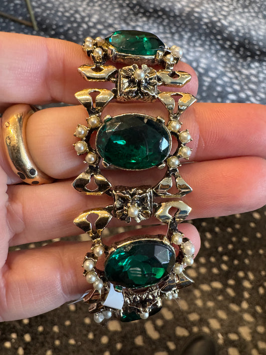 1940s green stone bracelet with pearl detail