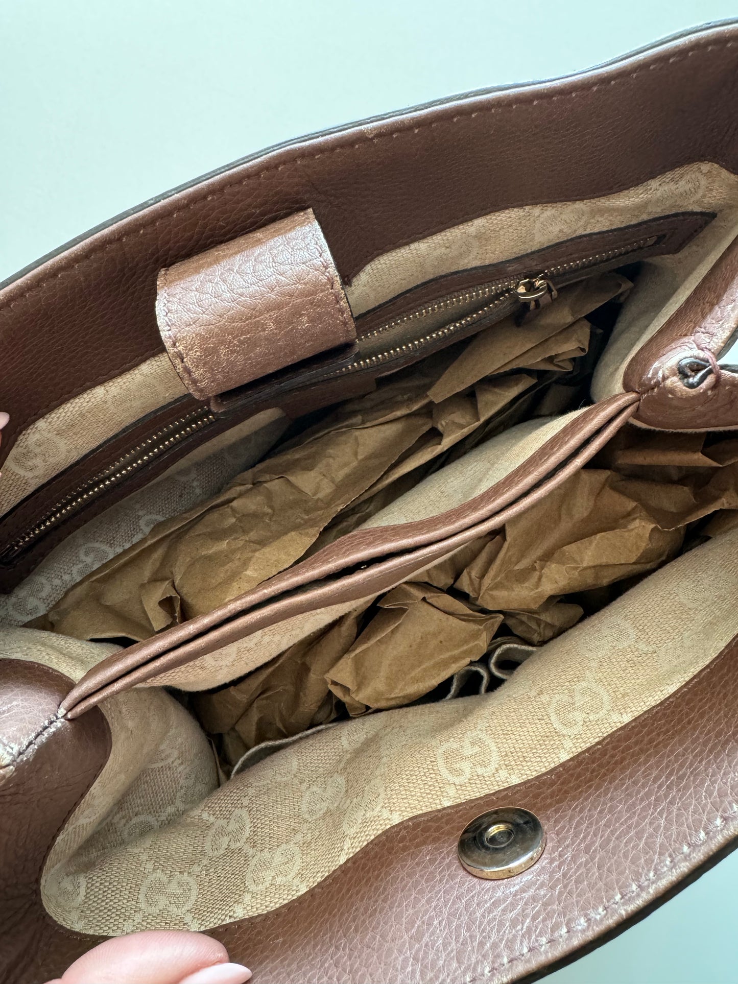 Vintage Gucci pebble leather bag with bamboo handles. Pinky-beige color