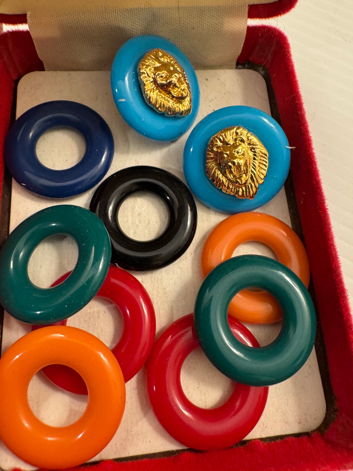 WOW! KJL by Kenneth J Lane interchangeable lion pierced earrings. Comes with 5 colors