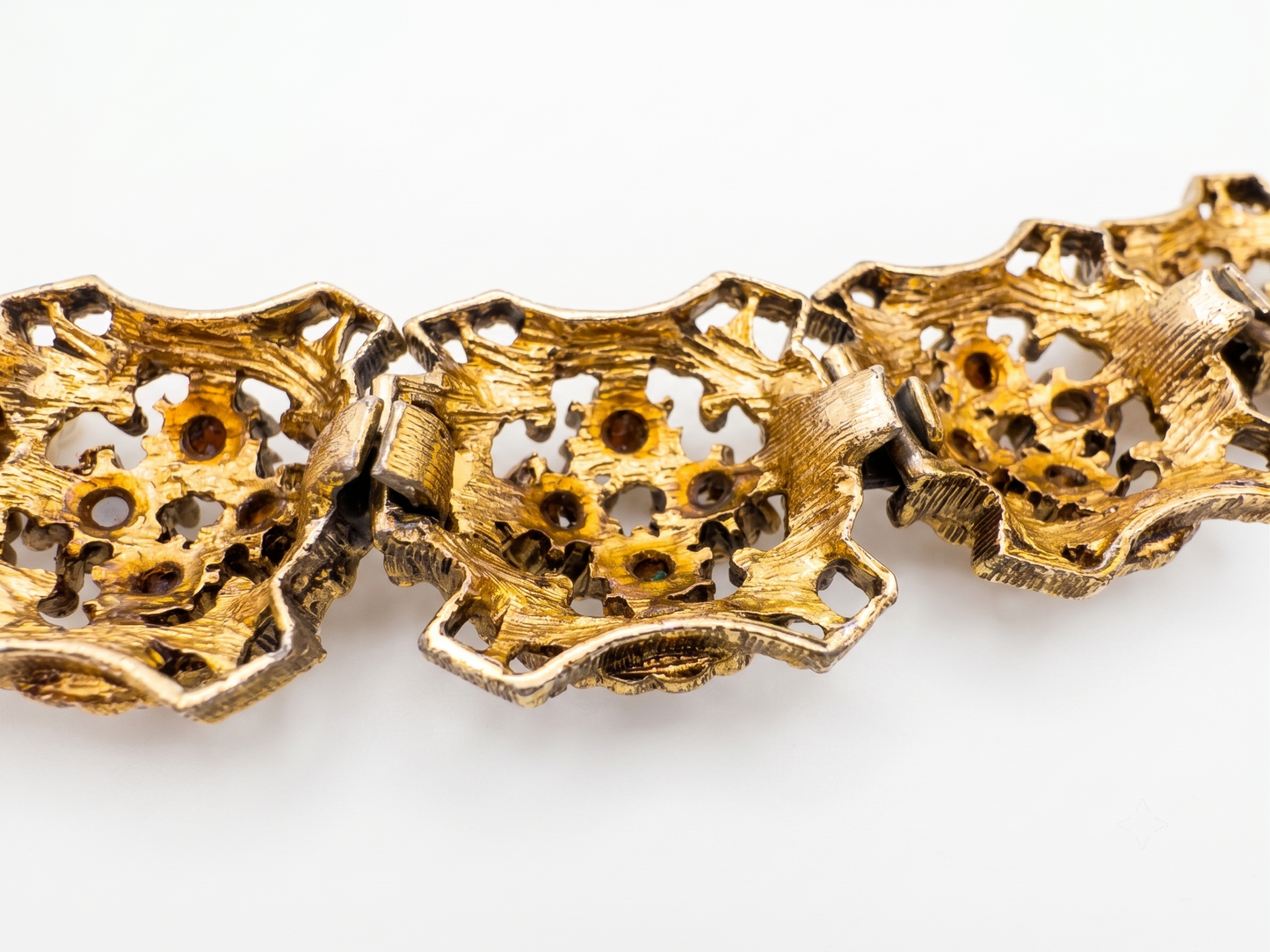 Beautiful 1950s pearl and rhinestone bracelet set in gold tone. Found in Paris