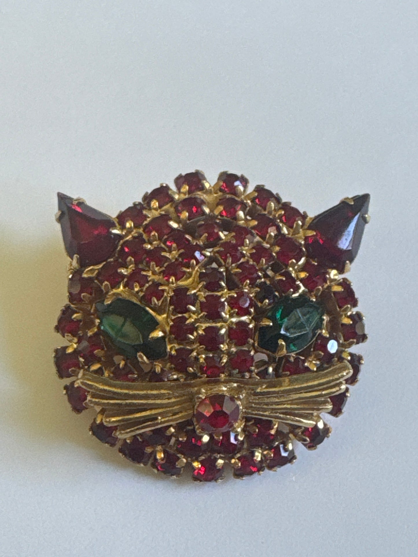1950s kitty cat rhinestone brooch with green and red stones
