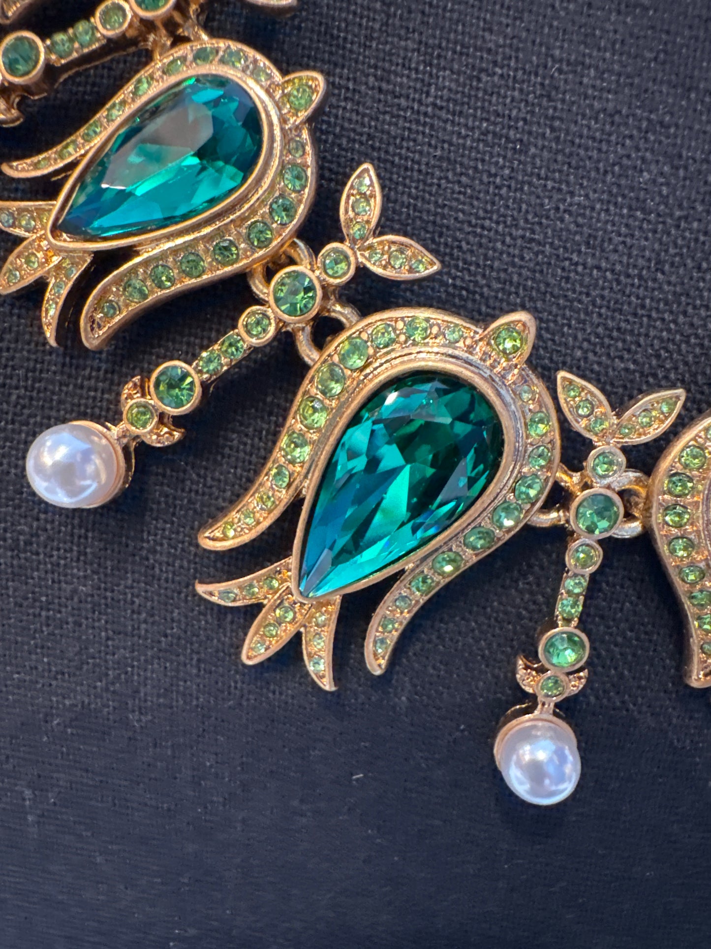 Beautiful OSCAR DE LA  RENTA necklace with green rhinestones and pearls