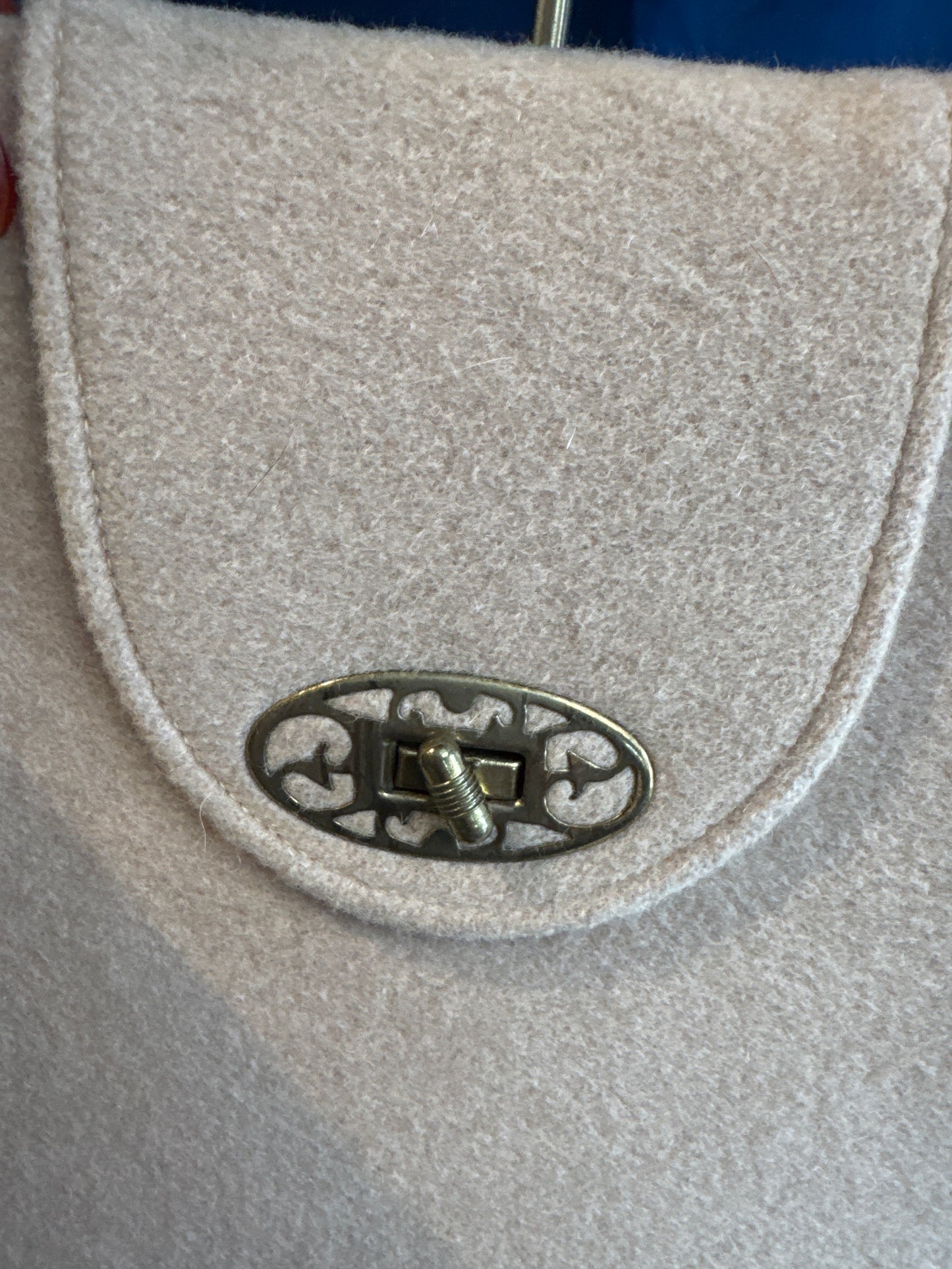 1950s beige felt top handle handbag with lucite handles. see photos.