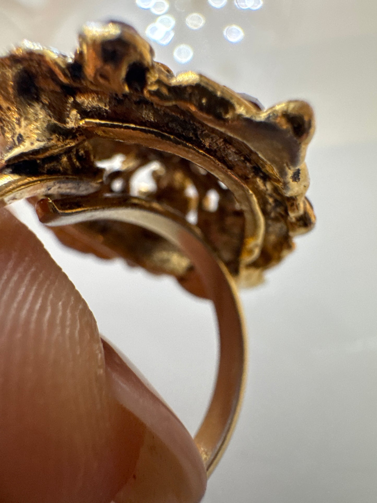 1970s gold tone  cocktail ring with amethyst rhinestones