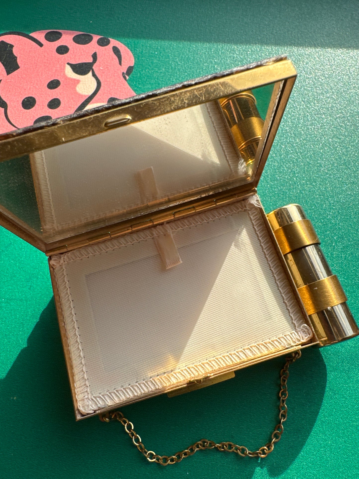 Stunning 1940s minaudiere with a dramatic shattered lucite confetti design. This bag carries a lipstick, powder, mirror, coins.