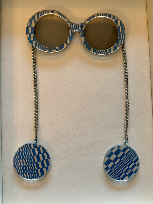 Groovy 1960s earring sunglasses