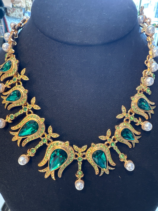 Beautiful OSCAR DE LA  RENTA necklace with green rhinestones and pearls