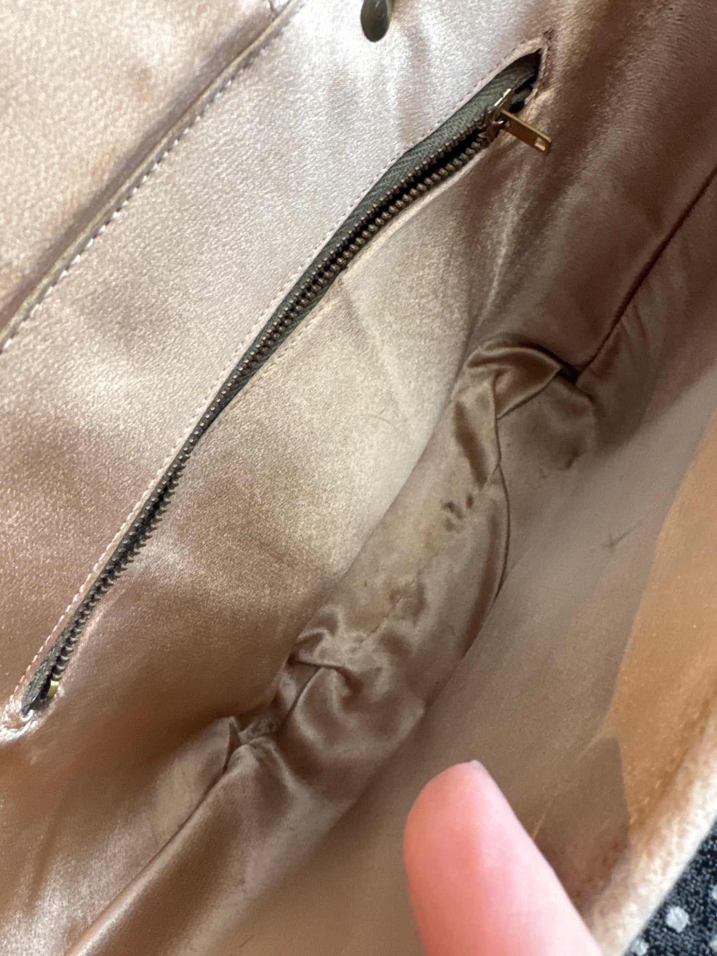 1950s beige felt top handle handbag with lucite handles. see photos.