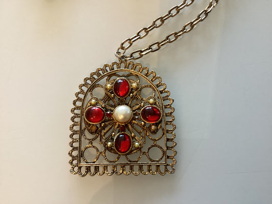 Stunning red stone and Pearl pendant necklace