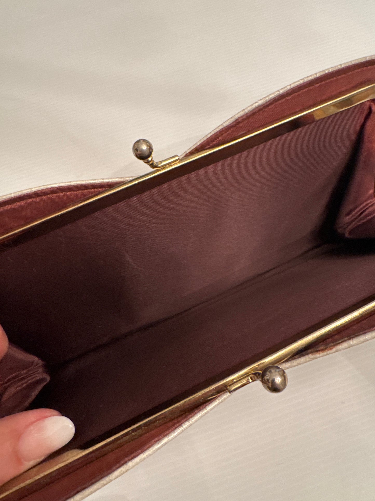 Beautiful beige 1960s kiss locke clutch with two outside pockets