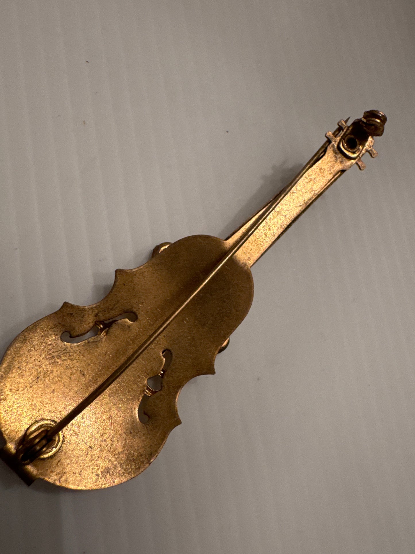 1940s vintage guitar/violin ? brooch in gold tone with rhinestones