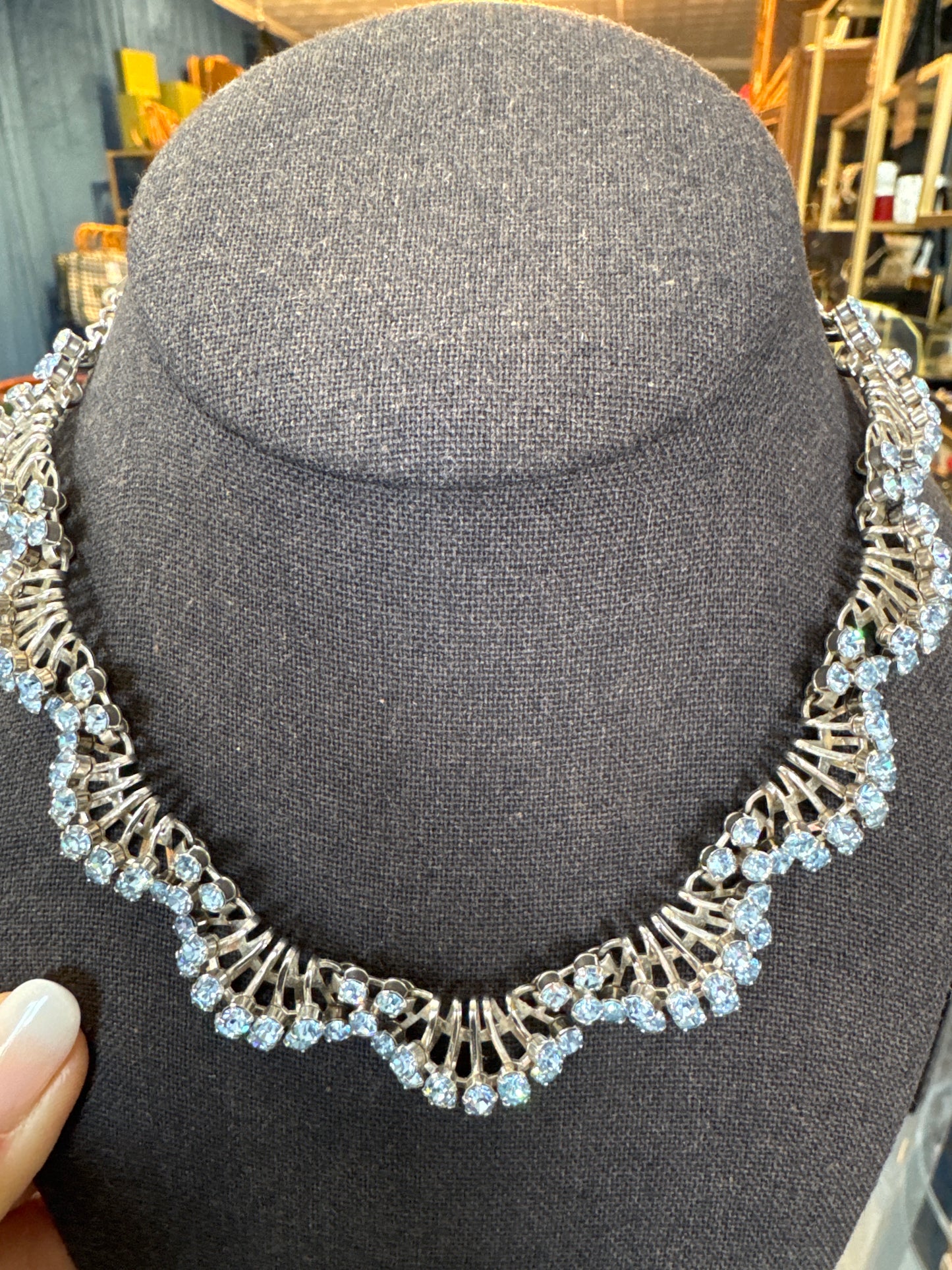 stunning 1950s Silvertone and aquamarine colored rhinestone necklace