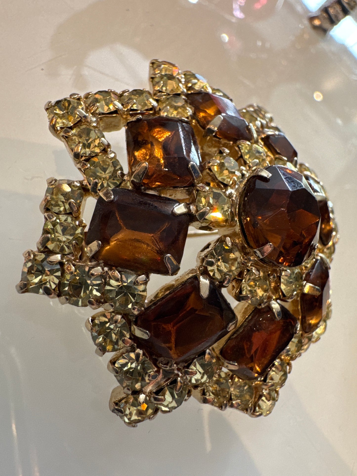 Beautiful 1950s root beer and champagne colored rhinestone flower brooch