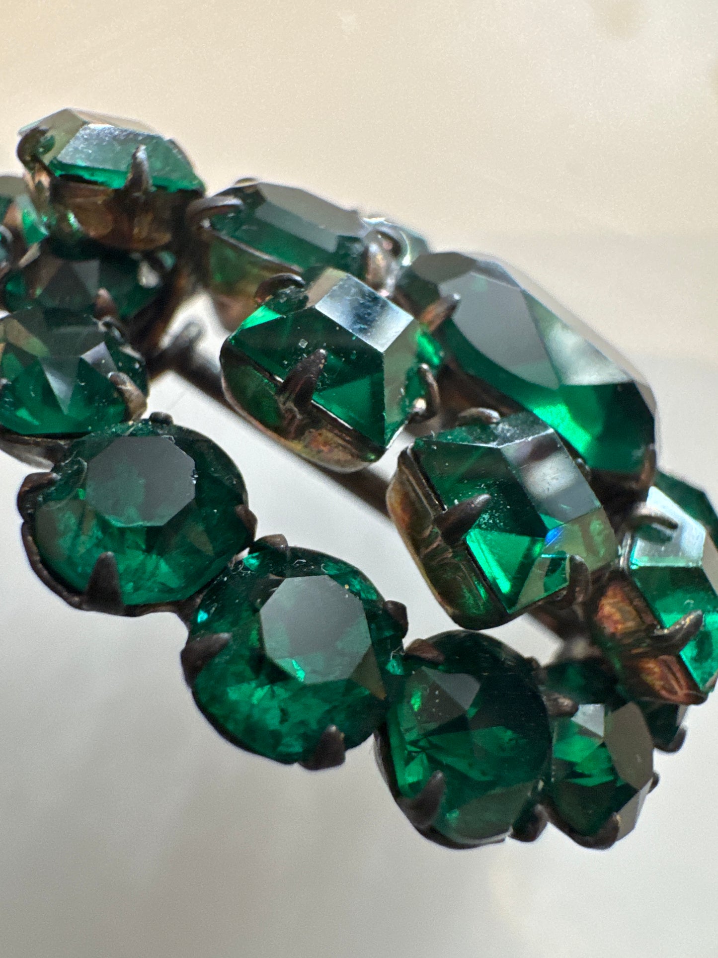 Stunning 1920s emerald green rhinestone brooch
