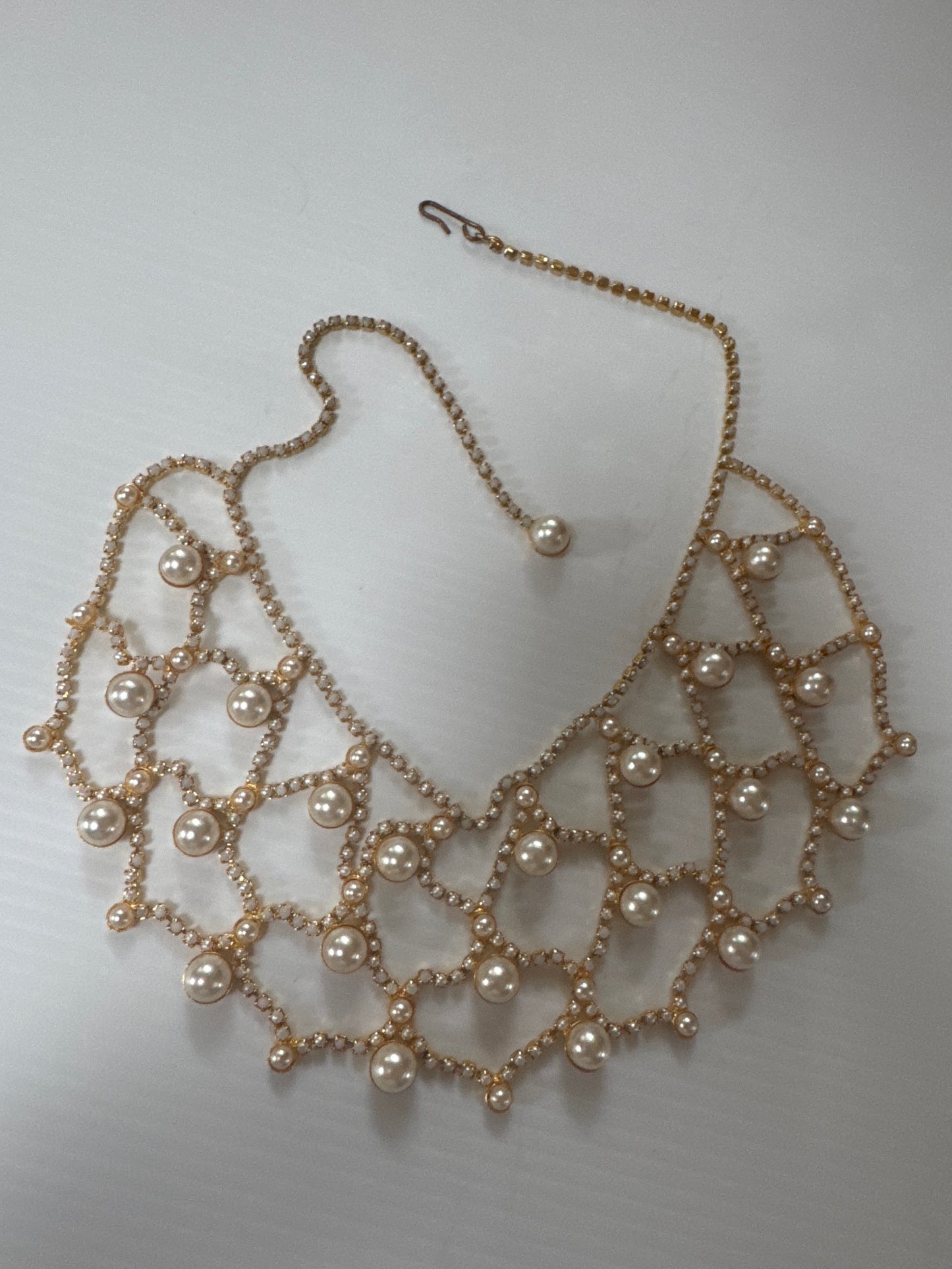 Beautiful vintage, pearl and rhinestone bib necklace