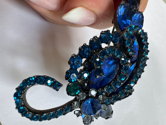 Beautiful 1940s layered sapphire, blue and teal colored rhinestone brooch. matching clip earrings sold separately.