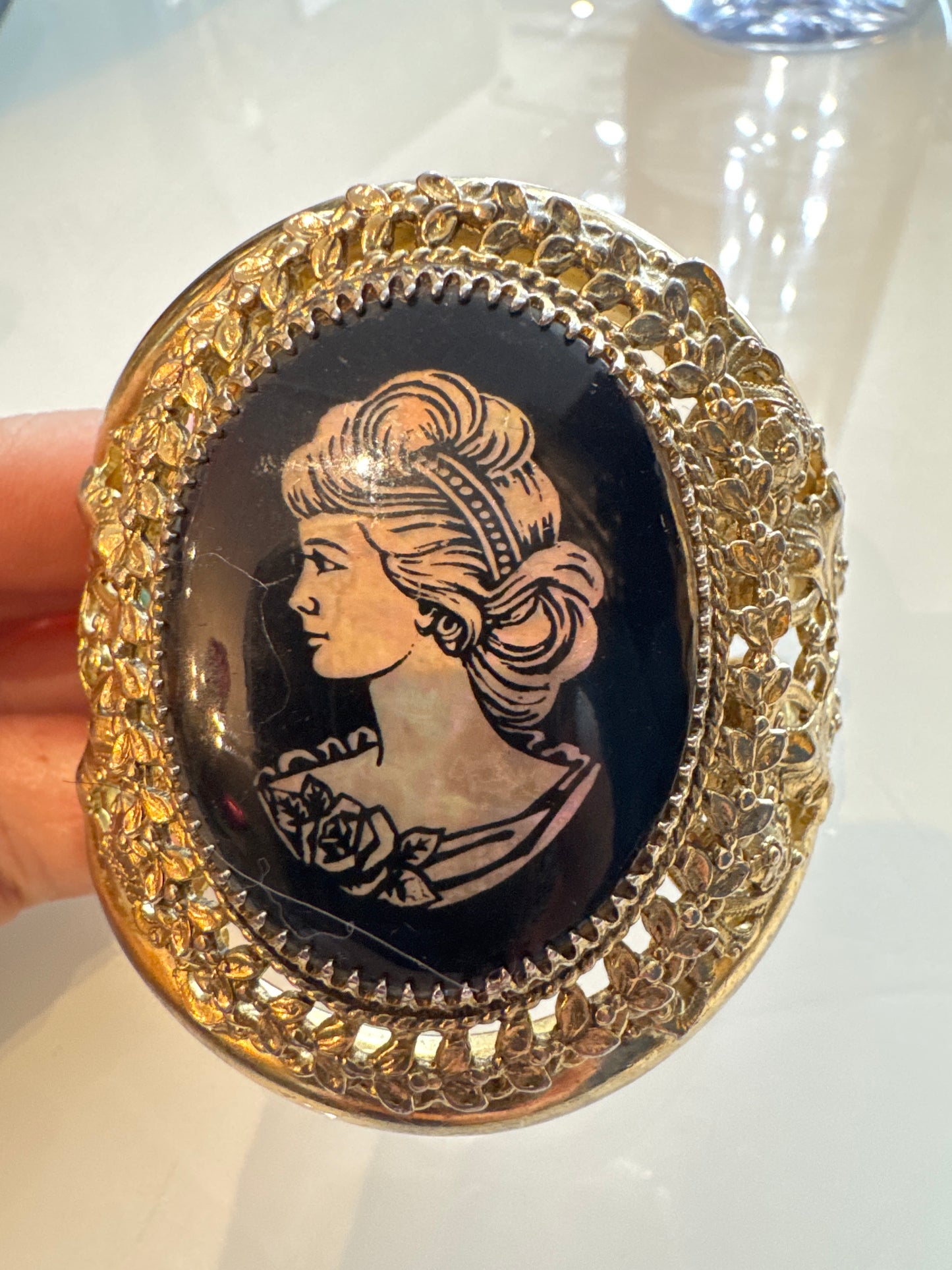 1950s stunning, gold tone confetti cameo clamper bracelet