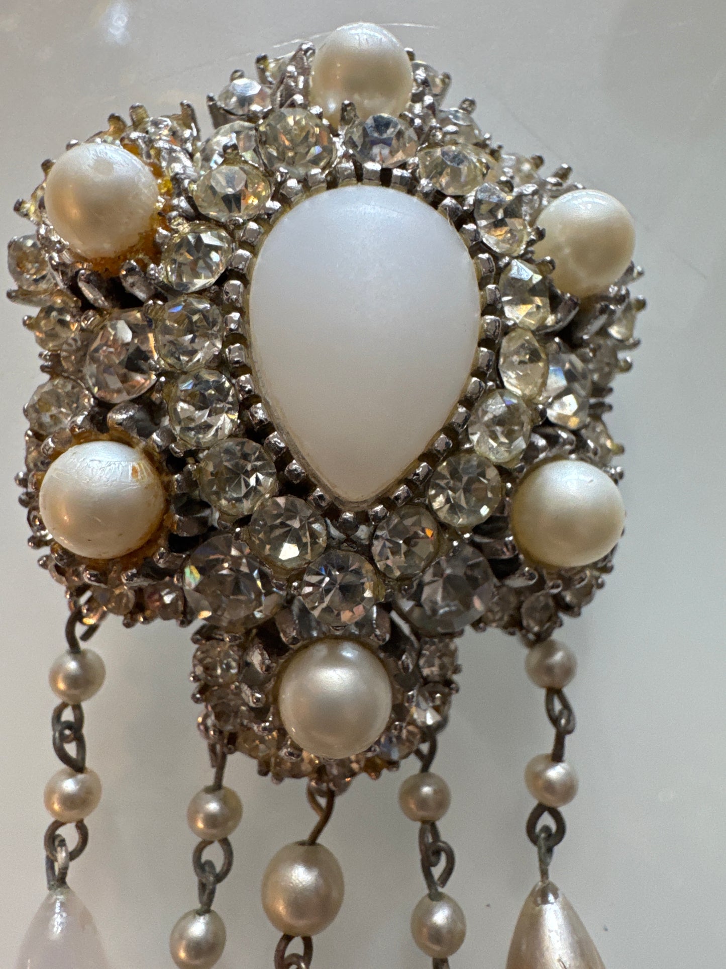 Beautiful 1950s dangle brooch with pearls and rhinestones. Note color of one dangle has wear.