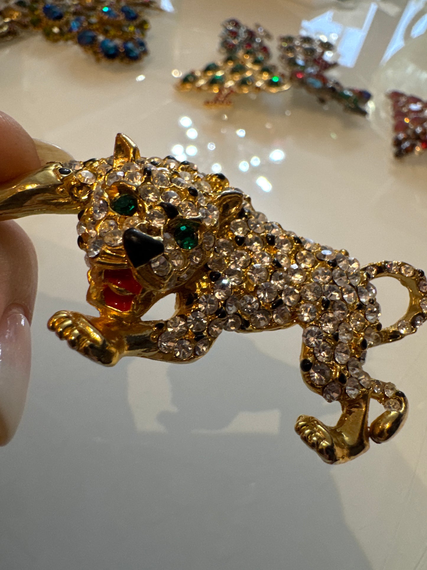 Fun vintage rhinestone cheetah brooch. Gold tone with clear, rhinestones, green eyes and red lips. NYC