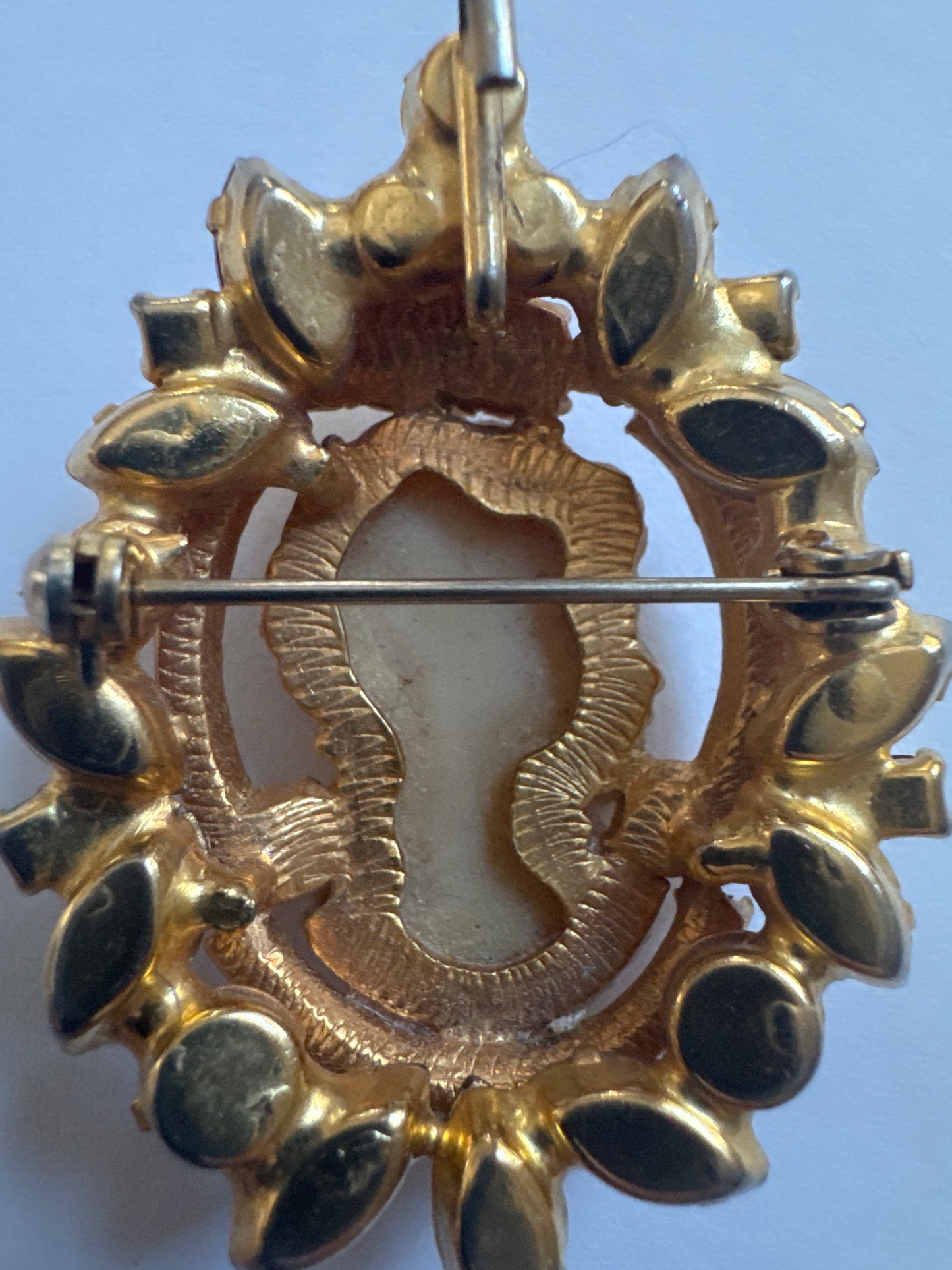 ￼Wowza! vintage 1960s D&E carved cameo topaz an amber pendant/brooch. Book piece