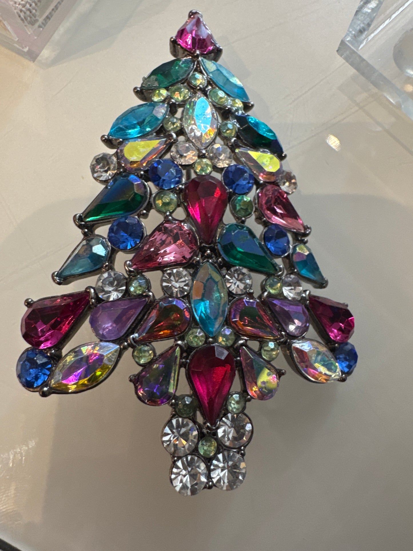Beautiful signed 2006 Avon rhinestone Christmas tree brooch