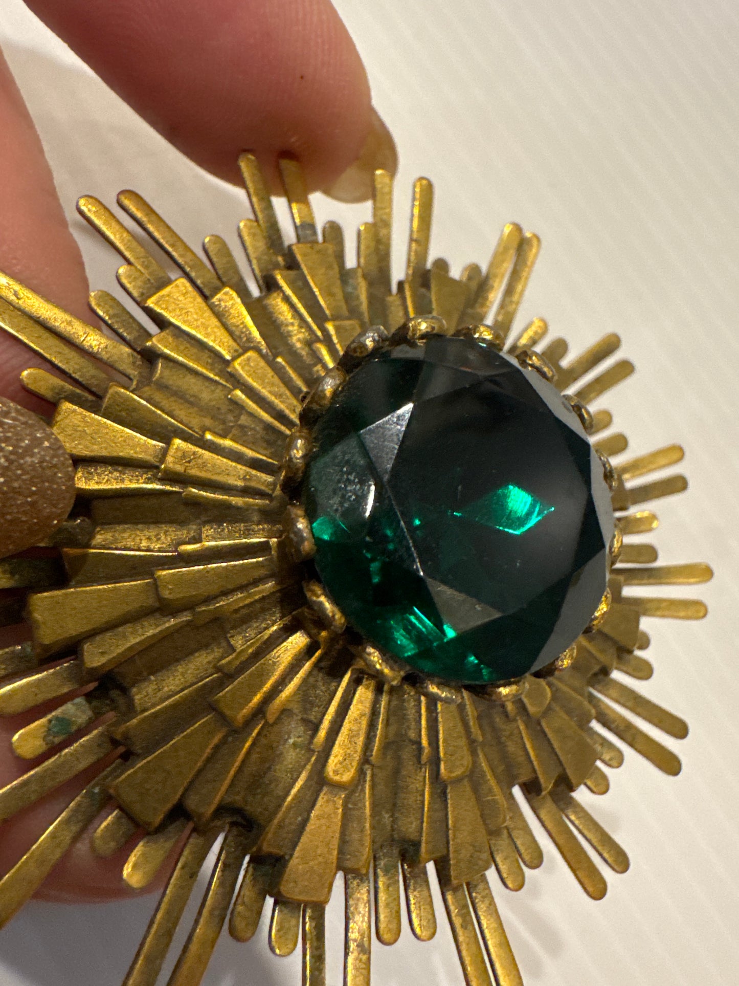 1960s absolutely stunning, emerald green glass gold tone, sunburst brooch with optional pendant hook. Unsigned but may be attributed to HAR.