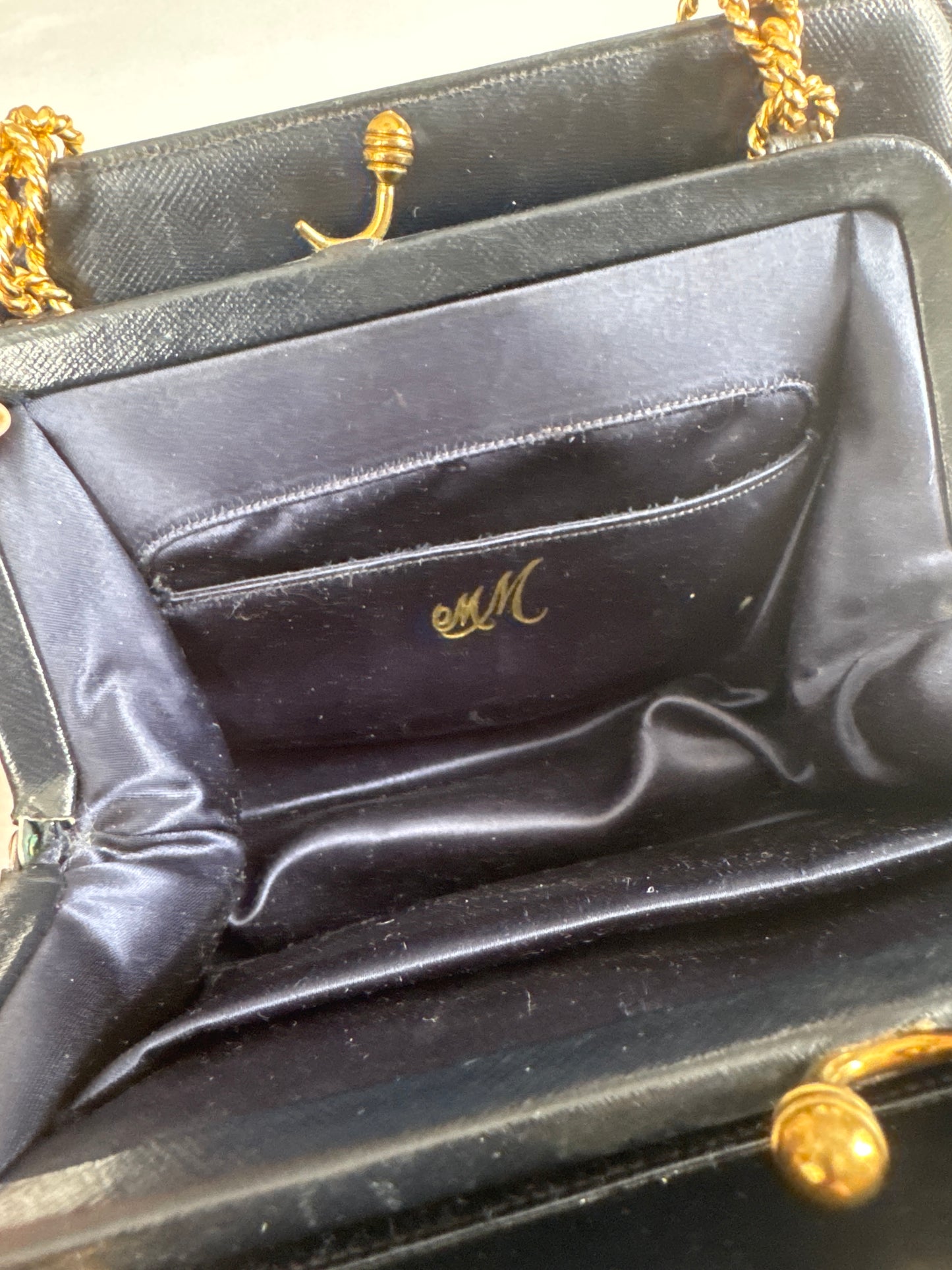 1960s beautiful black leather Morris Moskowitz handbag with gold tone link chain, kiss lock closure, and two side pockets