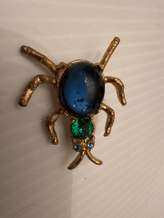 Unsigned vintage ant brooch, attributed to De Mario (NYC), circa late 1940s–early 1950s, identified by its deep cup-set cabochon body, emerald crystal head, and hand-finished gold-tone casting.