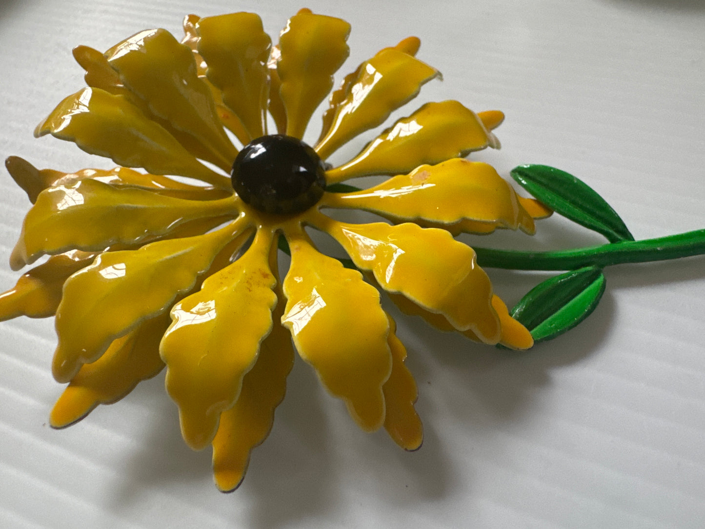 1960s happy daisy jumbo brooch