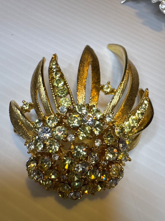 A beautiful mid-century Lisner brooch with soft champagne rhinestones and sculptural gold leaves.