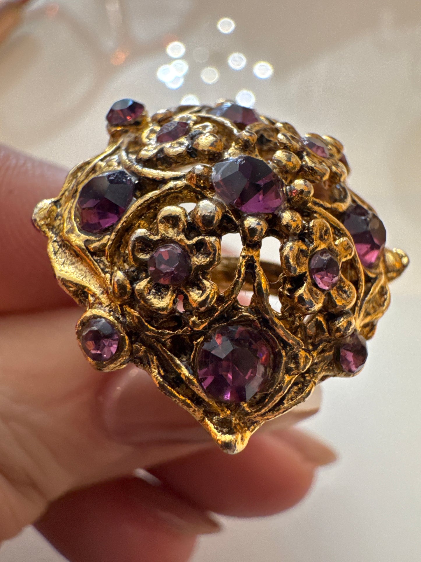 1970s gold tone  cocktail ring with amethyst rhinestones