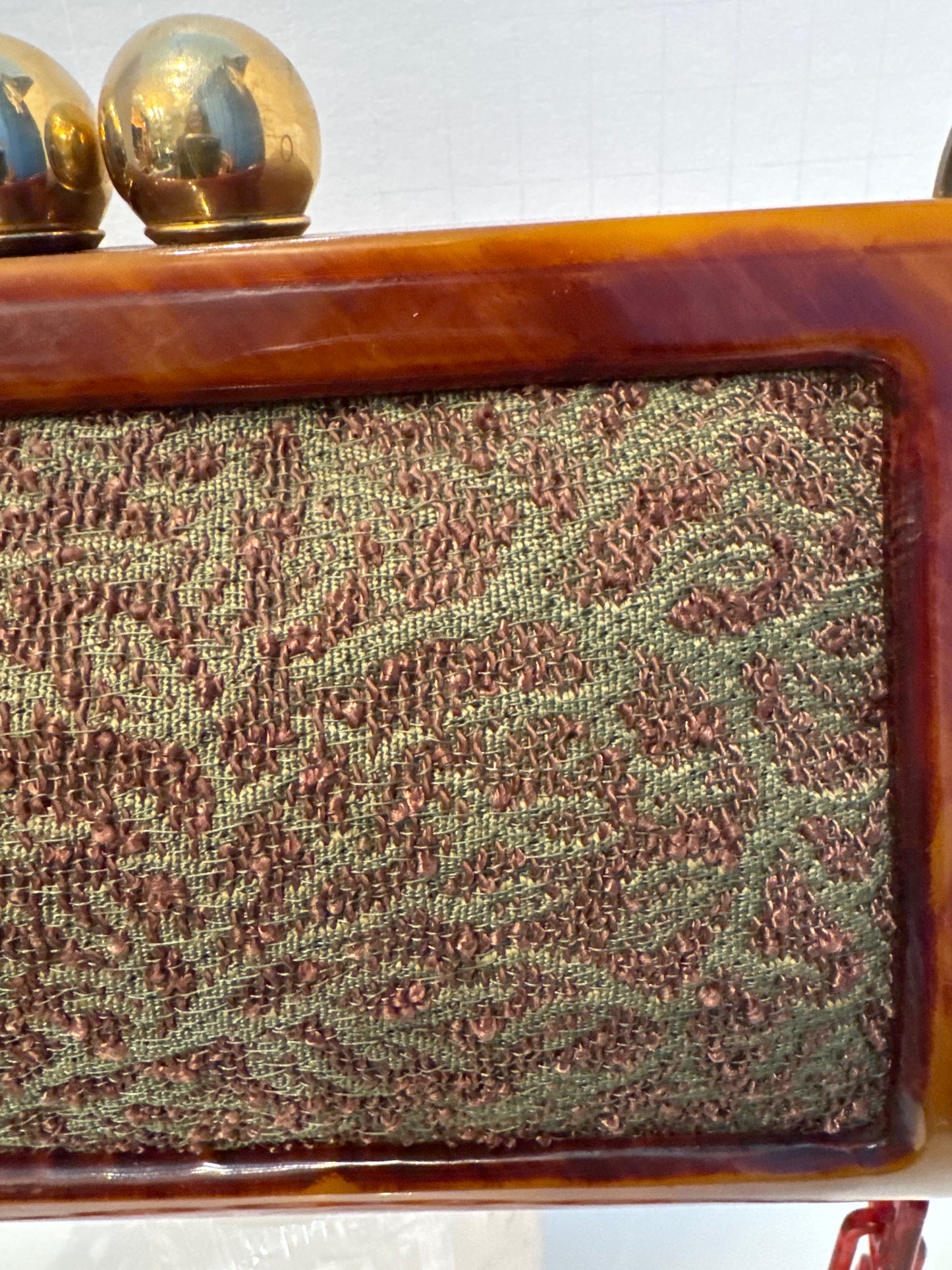 absolutely incredible 1940s vintage handbag with jumbo kiss lock bakelite  frame and chain and beautiful interior. Mint condition.