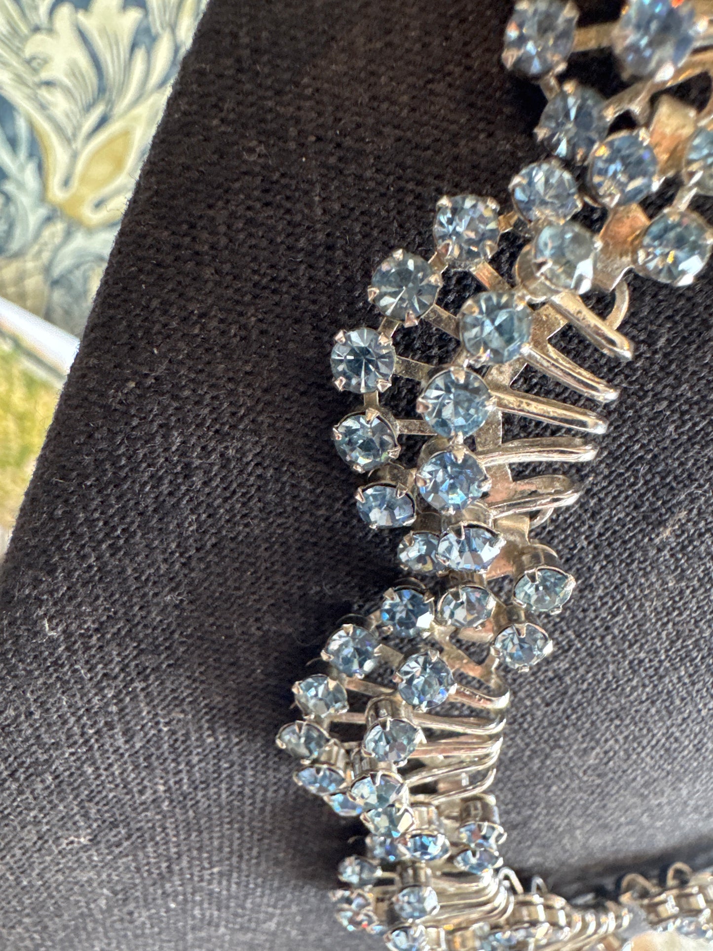 stunning 1950s Silvertone and aquamarine colored rhinestone necklace