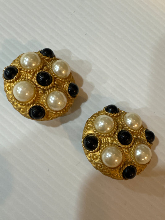 Chanel inspired 1980s clip on earrings with faux pearl and black glass stones.