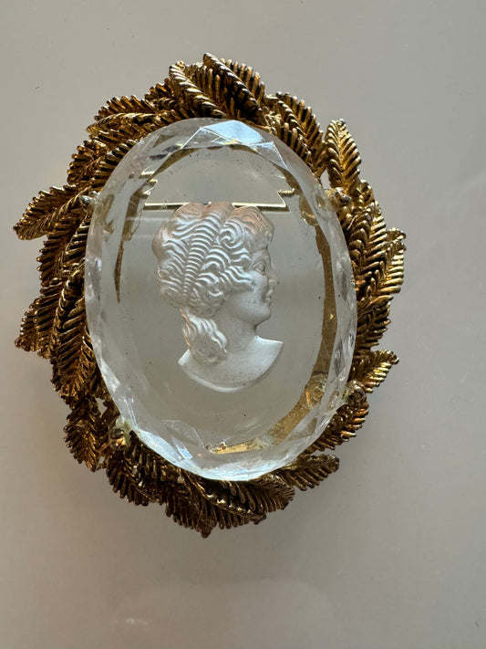 Vintage cameo lucite with gold tone filagree brooch. Has pendant clip