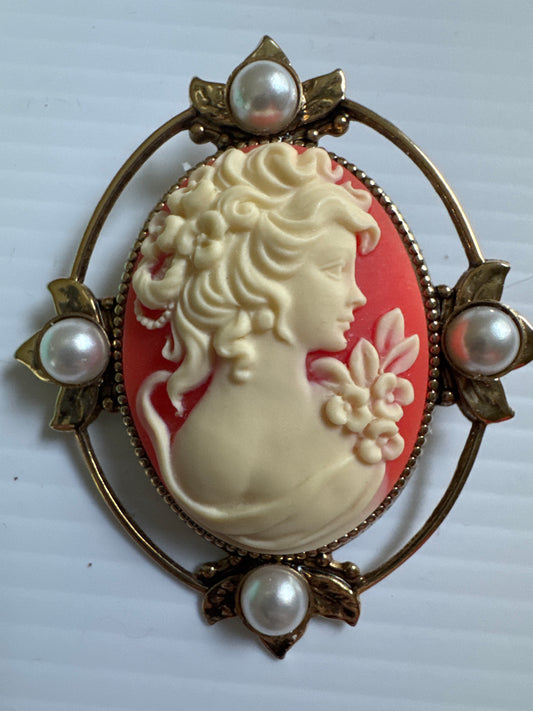 Fabulous vintage cameo brooch/pendant in gold tone with pearls