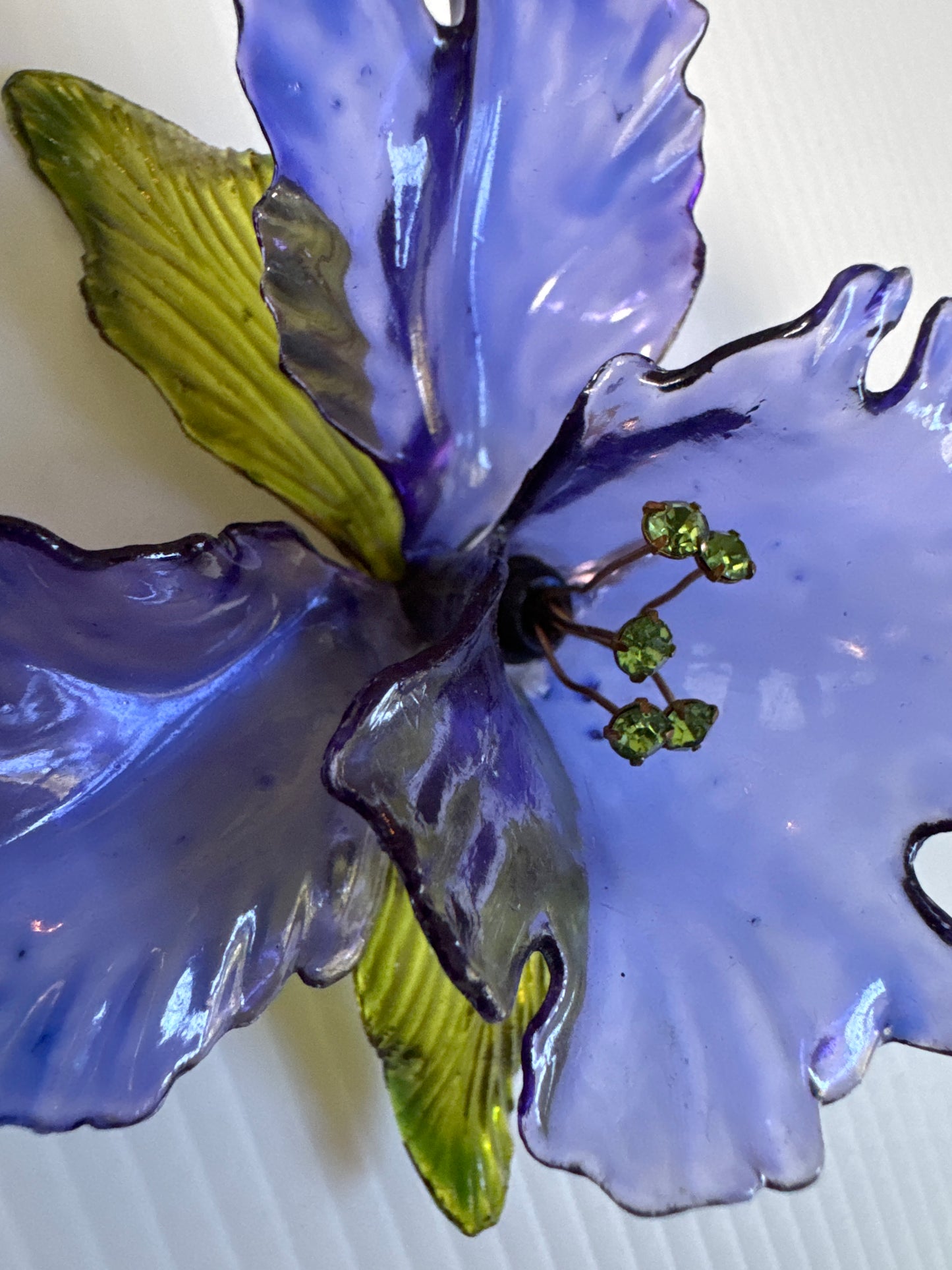 absolutely stunning, RARE 3D 1940s lucite iris  brooch with rhinestones