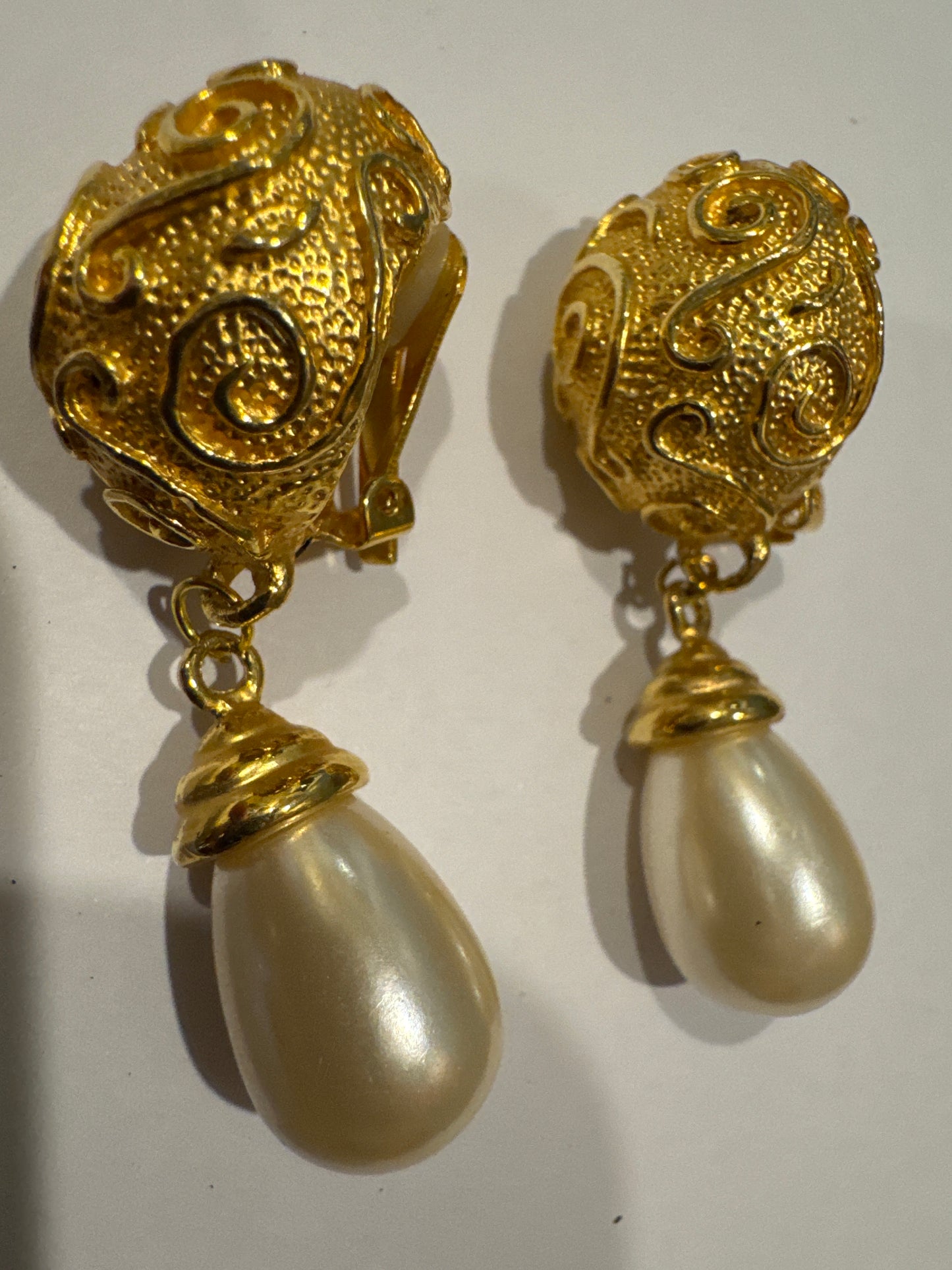 1980s gold tone and pearl dangle earrings